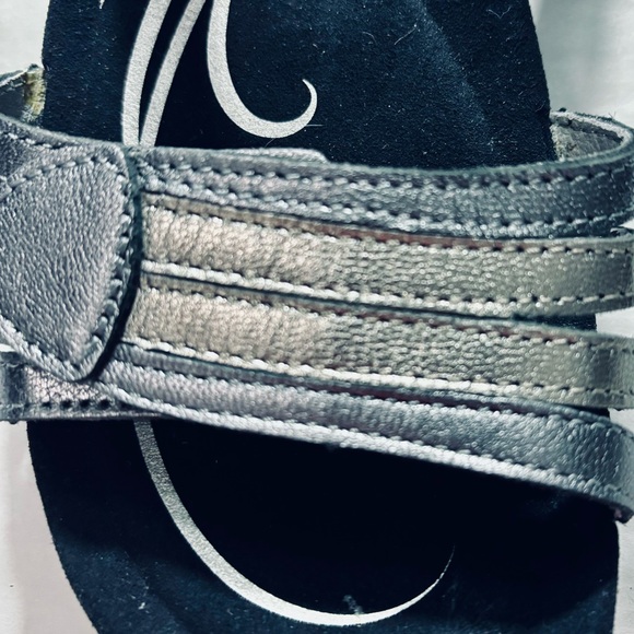 Abeo Bio Systems Women's Metallic 2 Toned Silver Strappy Adjustable Sandals New - Picture 7 of 7